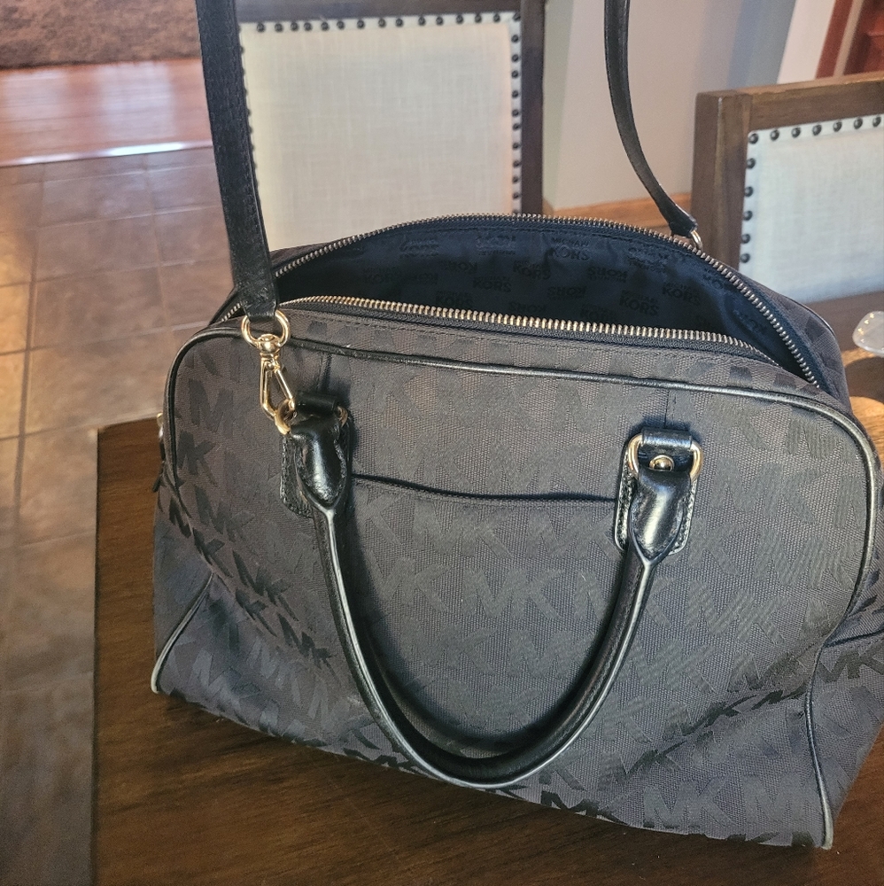 Michael kors sachel bag not brand new but loved